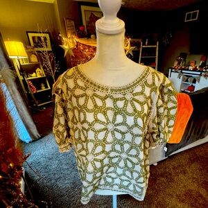 Cute cropped top. Embroidery accents.